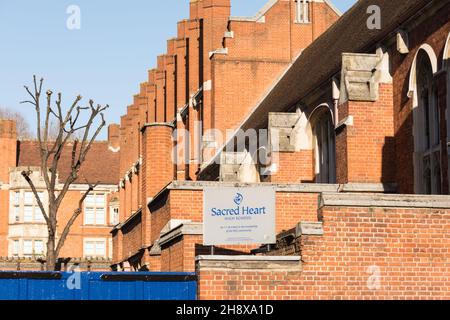 Beschilderung vor der Sacred Heart High School in Hammersmith, West London, England, Großbritannien Stockfoto