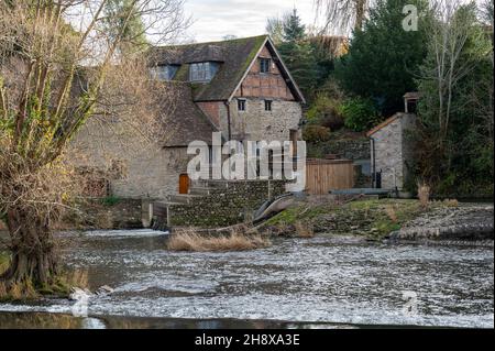 Ludlow Hydro-Stromsystem bei Ludford Mill am Fluss zahm in der Nähe des Hufeisenweges. Stockfoto