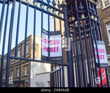 London, Großbritannien. 2nd. Dezember 2021. Offizieller Streikposten an der University of London in Bloomsbury. Hochschulmitarbeiter und Mitglieder der University and College Union (UCU) ergreifen Streikmaßnahmen wegen der Ungleichheit bei den Entgelten von Männern und Frauen, der ethnischen Zugehörigkeit und Behinderung, der Arbeitsbedingungen und der sinkenden Bezahlung. Stockfoto