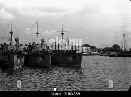 Stettin, 1946-01-01. Port Szczeciñski. NZ. tra³owce redowe, in. Minowce, po wojnie rozminowywa³y wody polskich portów. ms PAP Stettin, 1. Januar 1946. Der Seehafen. Im Bild: Minenräumer, die nach dem Zweiten Weltkrieg die Minen in den polnischen Häfen räumten. Ms PAP Stockfoto