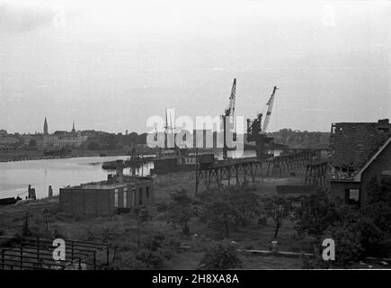 Stettin, 1946-01-01. Port Szczeciñski. D er Wa³y Chrobrigo. ms PAP/Miko³aj Sprudin Stettin, 1. Januar 1946. Der Seehafen. Im Hintergrund die Chrobrego-Bankierung. ms PAP/Mikolaj Sprudin Stockfoto