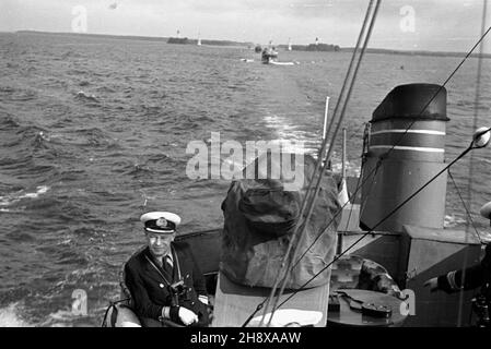 Stettin, 1946-01-01. Port Szczeciñski. NZ. pok³ad tra³owca, in. Minowca. Po wojnie U¿ywane do rozminowywania polskich portów. frau PAP Stettin, 1. Januar 1946. Der Seehafen. Im Bild: Ein Minenräumer, der nach dem Zweiten Weltkrieg die Stauseen der polnischen Häfen von Minen räumte. Ms PAP Stockfoto