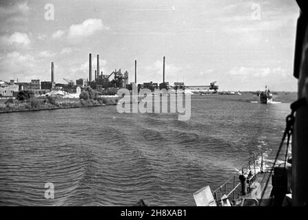 Stettin, 1946-01-01. Port Szczeciñski. NZ. tra³owiec redowy, in. Minowiec, po wojnie U¿ywany do rozminowywania polskich portów. frau PAP Stettin, 1. Januar 1946. Der Hafen. Im Bild: Ein Minenräumer, der nach dem Zweiten Weltkrieg die Stauseen der polnischen Häfen von Minen räumte. Ms PAP Stockfoto