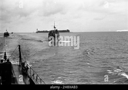 Stettin, 1946-01-01. Port Szczeciñski. NZ. tra³owce redowe, in. Minowce, po wojnie rozminowywa³y wody polskich portów. ms PAP Stettin, 1. Januar 1946. Der Seehafen. Im Bild: Minenräumer, die nach dem Zweiten Weltkrieg die Minen in den polnischen Häfen räumten. Ms PAP Stockfoto