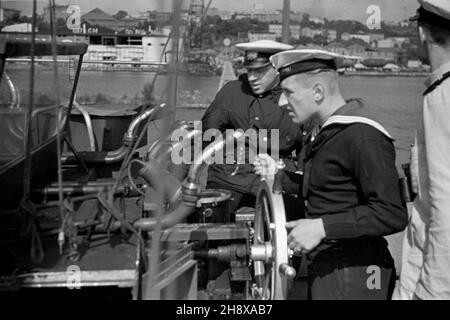 Stettin, 1946-01-01. Port Szczeciñski. NZ. Marynarze na pok³adzie tra³owca, in. Minowca. Po wojnie U¿ywane do rozminowywania polskich portów. frau PAP Stettin, 1. Januar 1946. Der Seehafen. Im Bild: Seeleute an Bord eines Minensuchfahrers, der nach dem Zweiten Weltkrieg die Minen in den polnischen Häfen räumte. Ms PAP Stockfoto