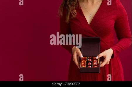 Ernte von kleinen Schachtel Bonbons in weiblichen Händen. Stockfoto