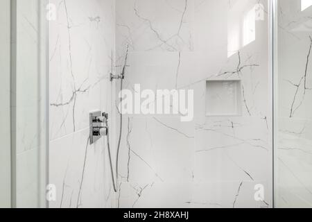 Moderne weiße Dusche mit Nahansicht und grauen und weißen Fliesen Stockfoto