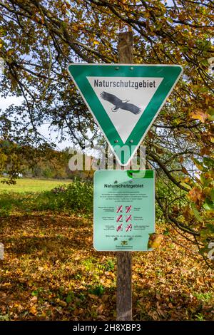 Neckargemüend, Deutschland - 31. Oktober 2021: Ein Schild mit der Aufschrift Naturschutzgebiet markiert den Beginn eines Stockfoto