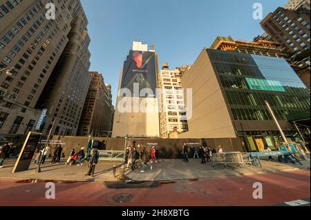 Eine Plakatwand in Midtown Manhattan in New York am Donnerstag, den 25. November 2021, die das iPhone 13 bewirbt. (© Richard B. Levine) Stockfoto