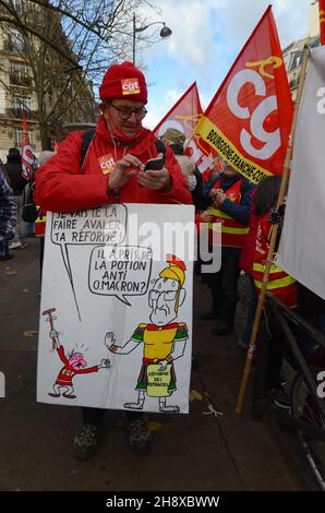 Pariser nationale Demonstration von Rentnern vom Boulevard Raspail aus. Rentner kamen aus allen Regionen, um eine Aufwertung ihrer Renten zu fordern. Stockfoto