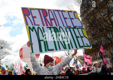 Pariser nationale Demonstration von Rentnern vom Boulevard Raspail aus. Rentner kamen aus allen Regionen, um eine Aufwertung ihrer Renten zu fordern. Stockfoto