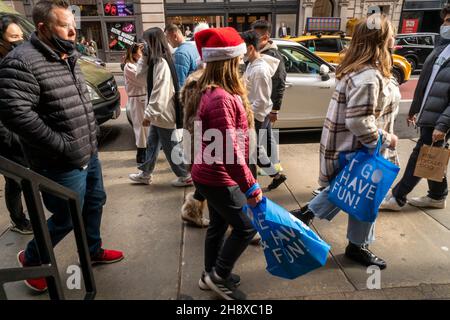 Am Samstag, den 27. November 2021, während des Black Friday Weekends, werden im Stadtteil Soho in New York Shopper. Trotz Problemen mit der Lieferkette und neuer Covid-Varianten prognostiziert Analysten, dass die Verbraucher 6,7 Prozent mehr ausgeben werden als im Jahr 2020. (© Richard B. Levine) Stockfoto