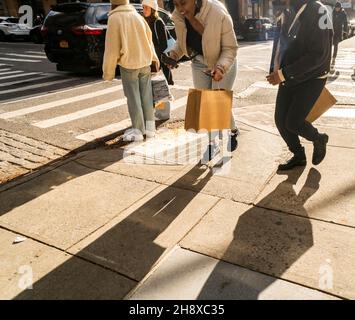 Am Samstag, den 27. November 2021, während des Black Friday Weekends, werden im Stadtteil Soho in New York Shopper. Trotz Problemen mit der Lieferkette und neuer Covid-Varianten prognostiziert Analysten, dass die Verbraucher 6,7 Prozent mehr ausgeben werden als im Jahr 2020. (© Richard B. Levine) Stockfoto