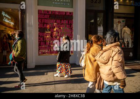 Am Samstag, den 27. November 2021, während des Black Friday Weekends, werden im Stadtteil Soho in New York Shopper. Trotz Problemen mit der Lieferkette und neuer Covid-Varianten prognostiziert Analysten, dass die Verbraucher 6,7 Prozent mehr ausgeben werden als im Jahr 2020. (© Richard B. Levine) Stockfoto