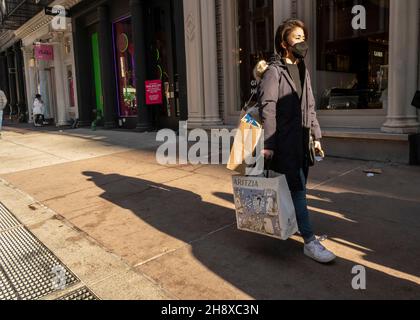 Am Samstag, den 27. November 2021, während des Black Friday Weekends, werden im Stadtteil Soho in New York Shopper. Trotz Problemen mit der Lieferkette und neuer Covid-Varianten prognostiziert Analysten, dass die Verbraucher 6,7 Prozent mehr ausgeben werden als im Jahr 2020. (© Richard B. Levine) Stockfoto