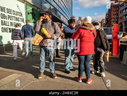 Am Samstag, den 27. November 2021, während des Black Friday Weekends, werden im Stadtteil Soho in New York Shopper. Trotz Problemen mit der Lieferkette und neuer Covid-Varianten prognostiziert Analysten, dass die Verbraucher 6,7 Prozent mehr ausgeben werden als im Jahr 2020. (© Richard B. Levine) Stockfoto