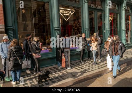 Am Samstag, den 27. November 2021, während des Black Friday Weekends, werden Einkäufer online in den Prada Store im Stadtteil Soho in New York gehen. Trotz Problemen mit der Lieferkette und neuer Covid-Varianten prognostiziert Analysten, dass die Verbraucher 6,7 Prozent mehr ausgeben werden als im Jahr 2020. (© Richard B. Levine) Stockfoto