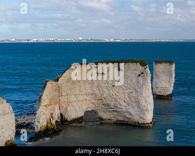 Old Harry Rocks steht hoch am Handfast Point am südlichen Ende der Studand Bay, einem der berühmtesten Wahrzeichen der Südküste Stockfoto