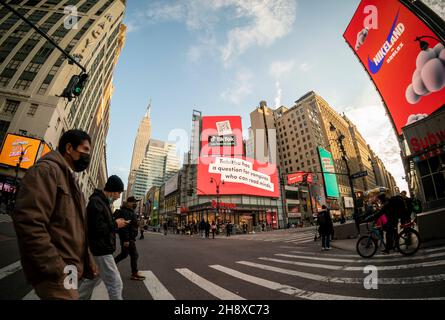 Werbung für die chinesische Videoplattform TikTok auf dem Herald Square in New York am Donnerstag, den 25. November 2021. TikTok ist eine Plattform für Nutzer, um mobile Kurzvideos zu posten. (© Richard B. Levine) Stockfoto