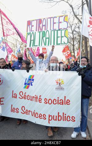 Pariser nationale Demonstration von Rentnern vom Boulevard Raspail aus. Rentner kamen aus allen Regionen, um eine Aufwertung ihrer Renten zu fordern. Stockfoto