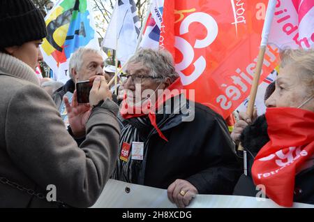 Pariser nationale Demonstration von Rentnern vom Boulevard Raspail aus. Rentner kamen aus allen Regionen, um eine Aufwertung ihrer Renten zu fordern. Stockfoto