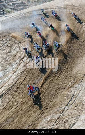 Motocross-Rennen beim jährlichen Red Bull Day 24th im Dirt Grand Prix am 27. November 2021 auf dem Glen Helen Raceway in Südkalifornien. Stockfoto