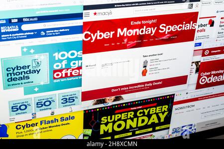 Ein Potpourri von Websites aus einer Melange von Einzelhändlern, die ihre Cyber Monday-Verkäufe am Montag, den 29. November 2021, anpreisen. Adobe Analytics berichtet, dass der Cyber Monday der größte Online-Shopping-Tag des Jahres 2021 sein wird, wobei die Online-Ausgaben zwischen 10,2B und 11,3B US-Dollar liegen. (© Richard B. Levine) Stockfoto