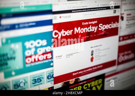 Ein Potpourri von Websites aus einer Melange von Einzelhändlern, die ihre Cyber Monday-Verkäufe am Montag, den 29. November 2021, anpreisen. Adobe Analytics berichtet, dass der Cyber Monday der größte Online-Shopping-Tag des Jahres 2021 sein wird, wobei die Online-Ausgaben zwischen 10,2B und 11,3B US-Dollar liegen. (© Richard B. Levine) Stockfoto