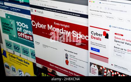 Ein Potpourri von Websites aus einer Melange von Einzelhändlern, die ihre Cyber Monday-Verkäufe am Montag, den 29. November 2021, anpreisen. Adobe Analytics berichtet, dass der Cyber Monday der größte Online-Shopping-Tag des Jahres 2021 sein wird, wobei die Online-Ausgaben zwischen 10,2B und 11,3B US-Dollar liegen. (© Richard B. Levine) Stockfoto