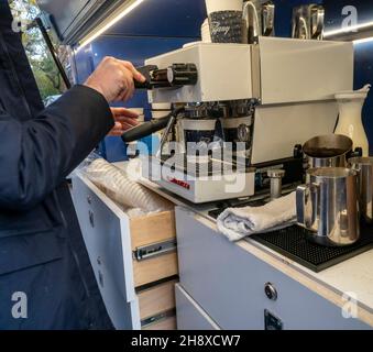 Ein Barista bereitet am Samstag, den 27. November 2021, bei einer Aktivierung der Marke Tiffany & Co. In Greenwich Village in New York einen Cappuccino zu. Tiffany & Co. Eröffnete kürzlich einen Pop-up-Shop im West Village. (© Richard B. Levine) Stockfoto
