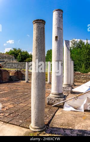 Blick auf Felix Romuliana, Überreste des Palastes des römischen Imperators Galerius in der Nähe von Zajecar, Serbien. Seit 2007 ist es UNESCO-Weltkulturerbe. Stockfoto