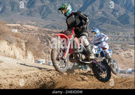 Motocross-Rennen beim jährlichen Red Bull Day 24th im Dirt Grand Prix am 27. November 2021 auf dem Glen Helen Raceway in Südkalifornien. Stockfoto