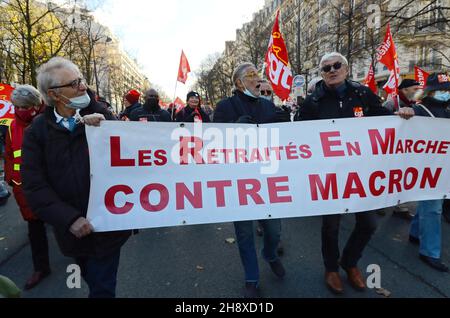 Pariser nationale Demonstration von Rentnern vom Boulevard Raspail aus. Rentner kamen aus allen Regionen, um eine Aufwertung ihrer Renten zu fordern. Stockfoto