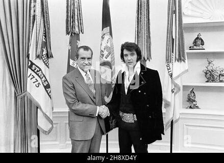 Elvis Presley trifft sich mit US-Präsident Richard M. Nixon im Weißen Haus, Washington, D.C., USA, Fotobüro des Weißen Hauses, 21. Dezember 1970 Stockfoto