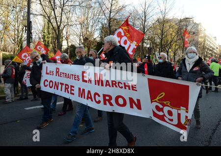 Pariser nationale Demonstration von Rentnern vom Boulevard Raspail aus. Rentner kamen aus allen Regionen, um eine Aufwertung ihrer Renten zu fordern. Stockfoto