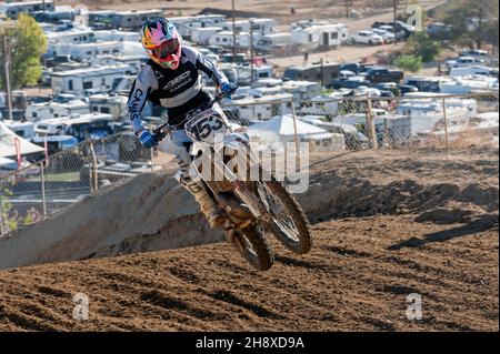 Motocross-Rennen beim jährlichen Red Bull Day 24th im Dirt Grand Prix am 27. November 2021 auf dem Glen Helen Raceway in Südkalifornien. Stockfoto