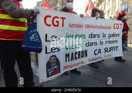 Pariser nationale Demonstration von Rentnern vom Boulevard Raspail aus. Rentner kamen aus allen Regionen, um eine Aufwertung ihrer Renten zu fordern. Stockfoto