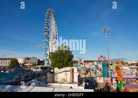 Stuttgart Bad Canstatt, Deutschland - 11. Oktober 2019: Blick auf das Riesenrad des Volksfestes, Vergnügungsfahrt gegen den Himmel in Blau. Stuttgart, Deutschland Stockfoto