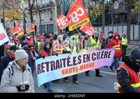 Pariser nationale Demonstration von Rentnern vom Boulevard Raspail aus. Rentner kamen aus allen Regionen, um eine Aufwertung ihrer Renten zu fordern. Stockfoto