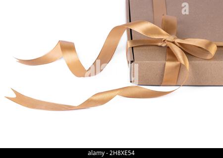 Weihnachten oder Weihnachten Geschenkboxen Hintergrund. Geschenkschachtel in Kraftpapier mit Band auf weißem Hintergrund verpackt. Stockfoto