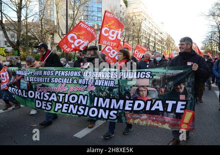 Pariser nationale Demonstration von Rentnern vom Boulevard Raspail aus. Rentner kamen aus allen Regionen, um eine Aufwertung ihrer Renten zu fordern. Stockfoto