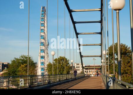 Stuttgart Bad Canstatt, Deutschland - 11. Oktober 2019: Blick auf das Riesenrad von einer Flussbrücke, Abendstimmung. Stuttgart, Deutschland Stockfoto
