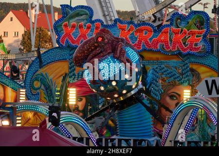 Stuttgart Bad Canstatt, Deutschland - 11. Oktober 2019: Blick auf eine Fahrt beim canstatter Volksfest, kraken im Detail. Stuttgart, Deutschland. Stockfoto