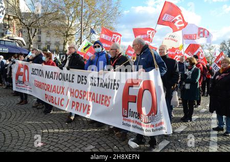 Pariser nationale Demonstration von Rentnern vom Boulevard Raspail aus. Rentner kamen aus allen Regionen, um eine Aufwertung ihrer Renten zu fordern. Stockfoto