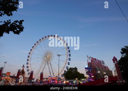 Stuttgart Bad Canstatt, Deutschland - 11. Oktober 2019: Blick auf das Riesenrad des Volksfestes, Vergnügungsfahrt gegen den Himmel in Blau. Stuttgart, Deutschland Stockfoto