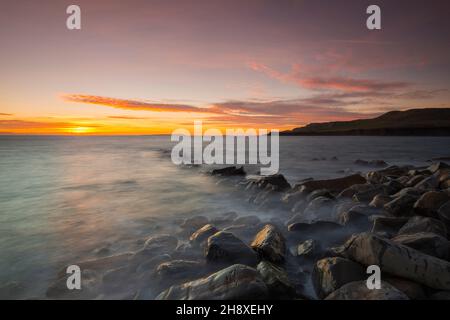 Kimmeridge, Dorset, Großbritannien. 2nd. Dezember 2021. Wetter in Großbritannien. Sonnenuntergang von den Überresten des alten Clavell Pier an der Kimmeridge Bay an der Dorset Jurassic Coast aus gesehen. Bildnachweis: Graham Hunt/Alamy Live News Stockfoto