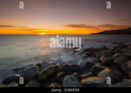 Kimmeridge, Dorset, Großbritannien. 2nd. Dezember 2021. Wetter in Großbritannien. Sonnenuntergang von den Überresten des alten Clavell Pier an der Kimmeridge Bay an der Dorset Jurassic Coast aus gesehen. Bildnachweis: Graham Hunt/Alamy Live News Stockfoto