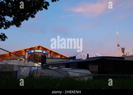 Stuttgart Bad Canstatt, Deutschland - 11. Oktober 2019: Bierzelt auf der canstatter Wasen, blaue Stunde. Stuttgart, Deutschland Stockfoto