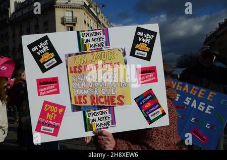 Pariser nationale Demonstration von Rentnern vom Boulevard Raspail aus. Rentner kamen aus allen Regionen, um eine Aufwertung ihrer Renten zu fordern. Stockfoto