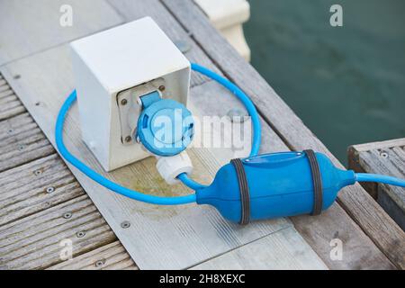 Steckdose am Pier. Ladestation für Boote in Marina. Steckdosen zum Laden von Schiffen im Hafen. Stockfoto